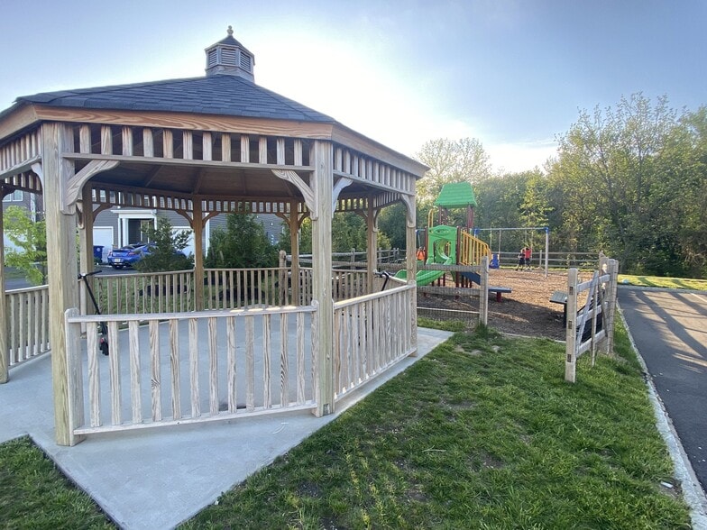 Building Photo - 325 Mazzeo Dr