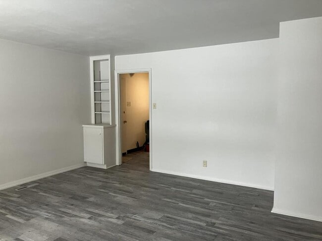 Building Photo - 2520 SW Mission Ave