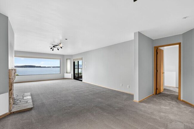 Building Photo - Enormous Waterfront Alki Condo w/ Stunning Views