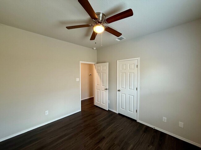 Building Photo - 3 Bedroom, 2 Bathroom Duplex in Converse!