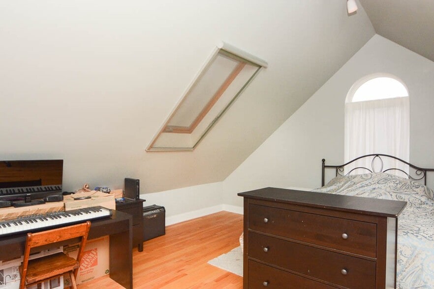 Building Photo - 944 N Winchester Ave