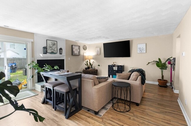 Building Photo - 3 Bed 1.5 Bath Townhouse for Rent in Chesapeake!