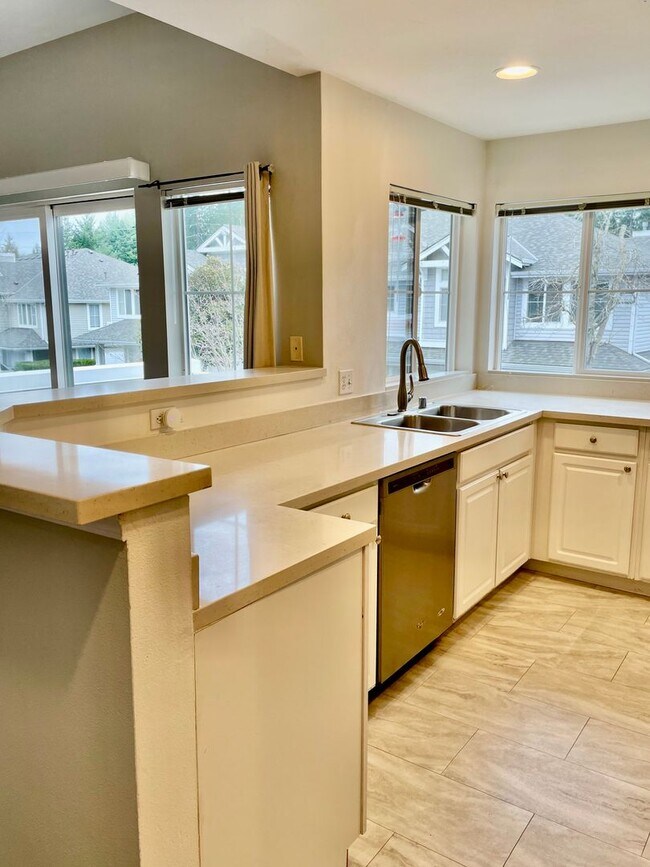 Building Photo - 2 Bed / 1 bath townhome at Summerhill Village in Issaquah $2,895/mo