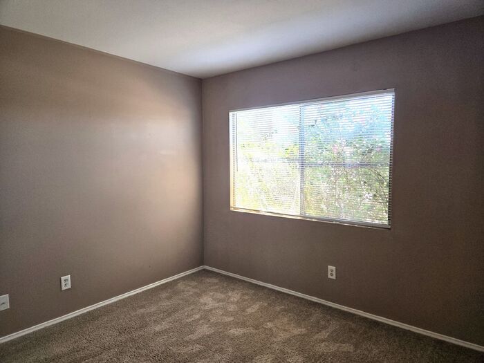 Building Photo - 4330 W Royal Palm Rd