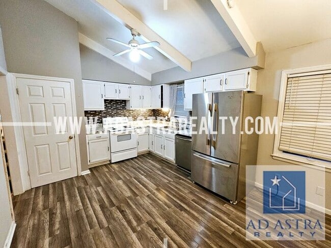 Building Photo - Open 3 Bed 2 Bath Home KCMO!!-Available in...