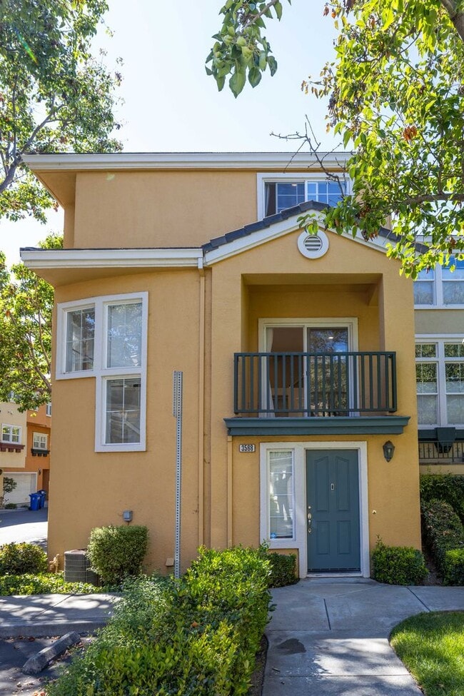 Building Photo - Spacious End-Unit Townhome in Gated Liberty Commons