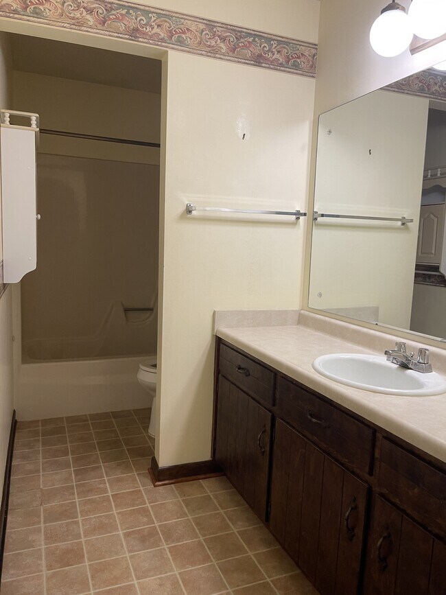 Building Photo - 170 Longview Dr