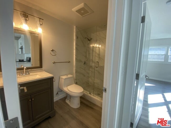 Building Photo - 142 Douglas St