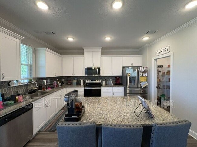 Building Photo - 560 Hampton Dr