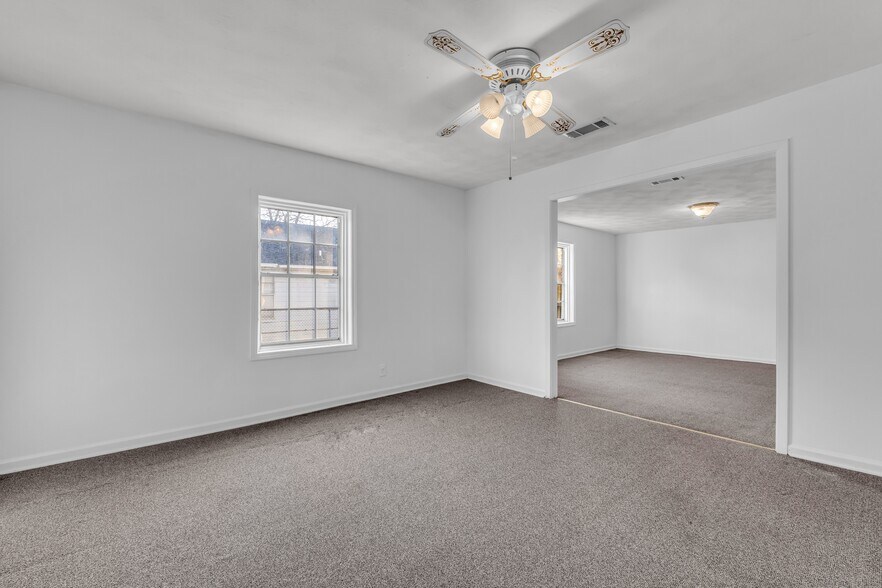 Building Photo - 523 18th St N