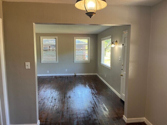 Building Photo - ***3 Bedroom / 1 Bathroom House for Rent i...