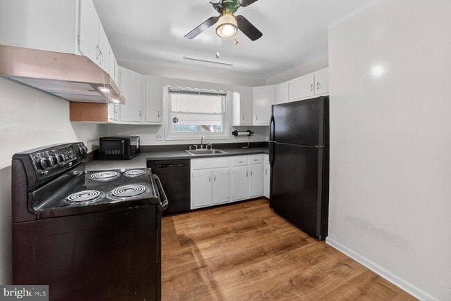 Building Photo - 2890 Balmoral Dr