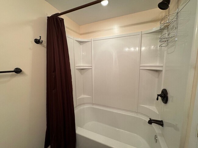 Building Photo - Fantastic 5 Bed 5.5 Bath Single Family Hom...