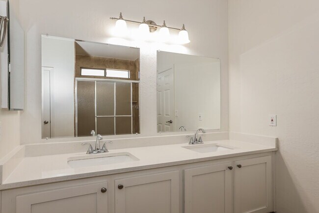 Building Photo - 3014 W Donner Dr