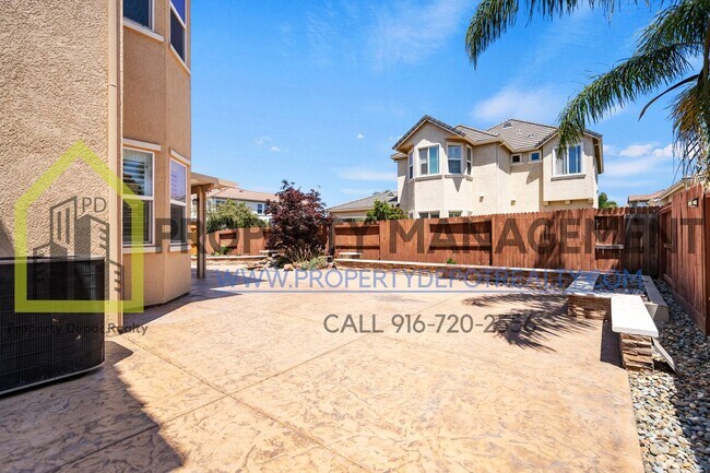 Building Photo - Stunning Custom 5-Bedroom, 3-Bath Home in ...