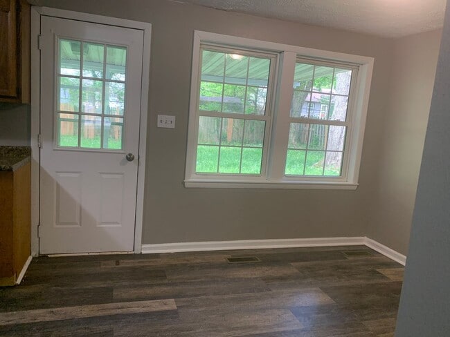 Building Photo - MADISON RANCH WITH 2 BATHS!