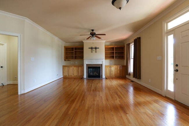 Building Photo - Gorgeous Three Bedroom Home!