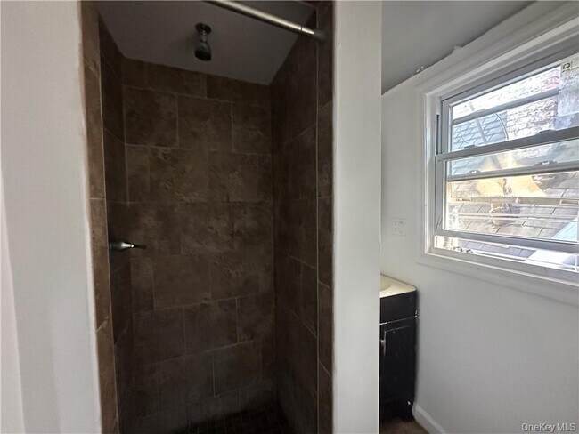 Building Photo - 106 Saratoga Ave