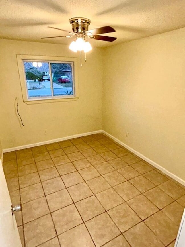 Building Photo - Moss Point 3 Bedroom