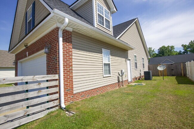 Building Photo - 355 Hogart St