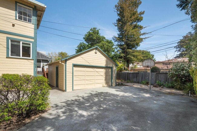 Building Photo - 34 10th Ave