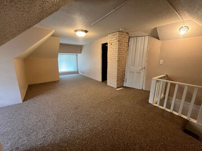 Building Photo - 128 E Davenport St