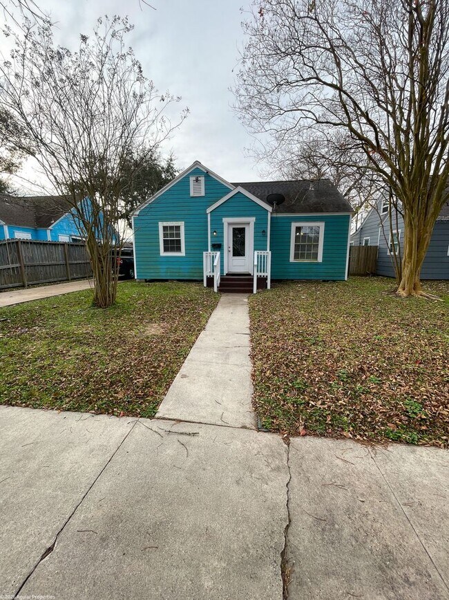 Building Photo - 715 10th Ave N