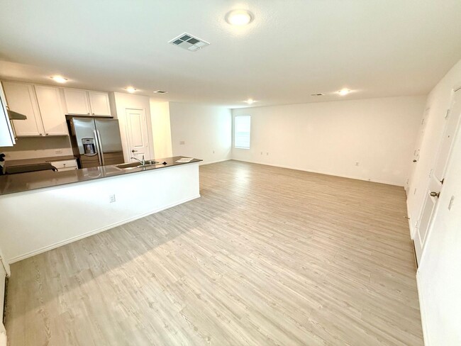 Building Photo - AVAILABLE NOW! 4 Bedroom / 2 Bath Home In ...