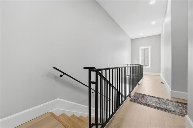 Building Photo - 5133 Fifth Ave