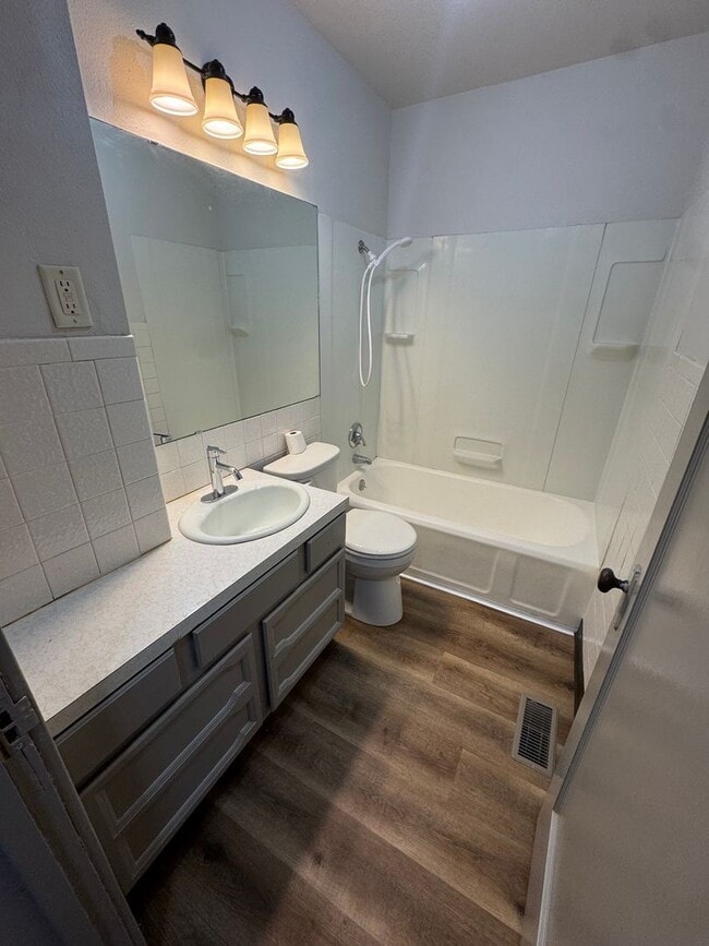 Building Photo - Main level house available for rent