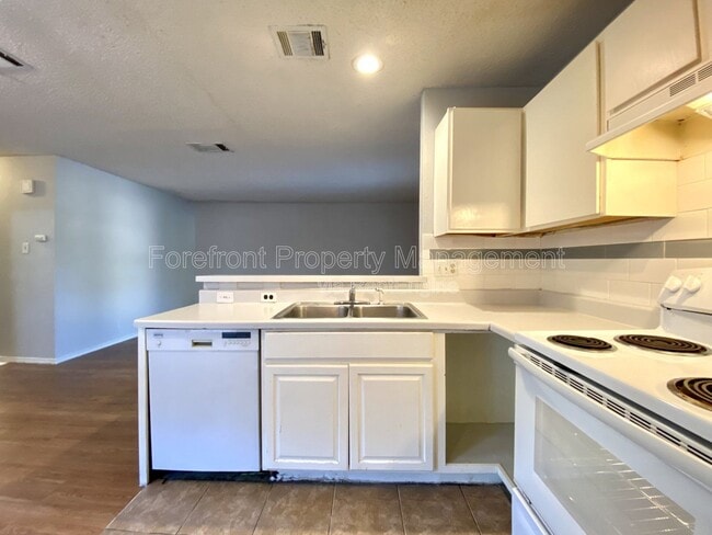 Building Photo - 5225 Meadow Field