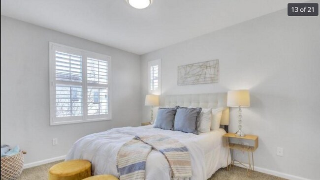 Building Photo - End Unit Townhome with Privacy and Lots of...