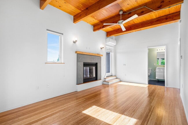 Building Photo - 500 NE Brazee St