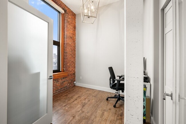 Building Photo - 320 W 2nd St
