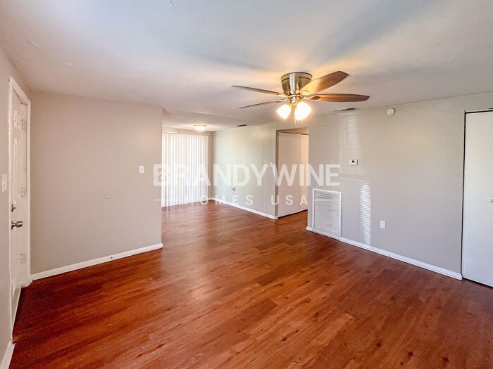 Building Photo - 3005 Dodge St