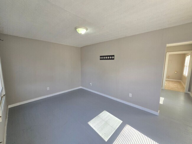 Building Photo - 2027 S 41st St