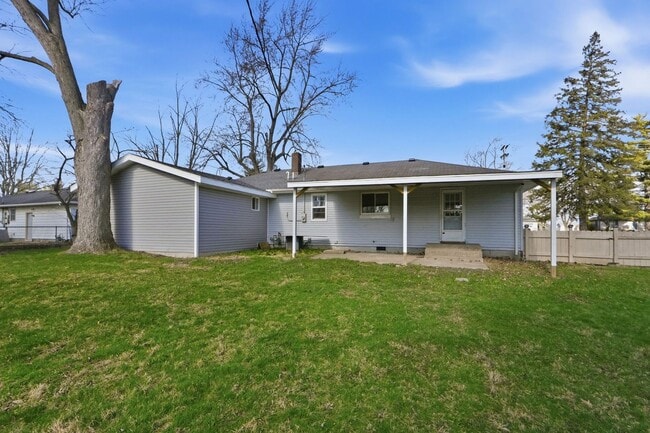 Building Photo - Updated 3BR Home with Fenced Yard & Garage