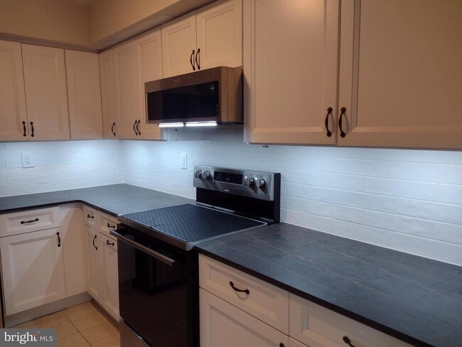 Building Photo - 83 Avon Ln