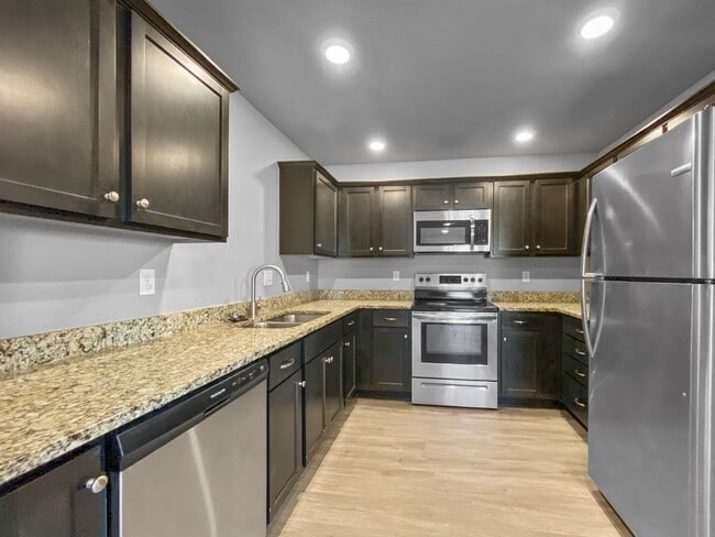 Building Photo - Charming 3-Bed, 2-Bath Ranch style duplex in the Colonial Gardens