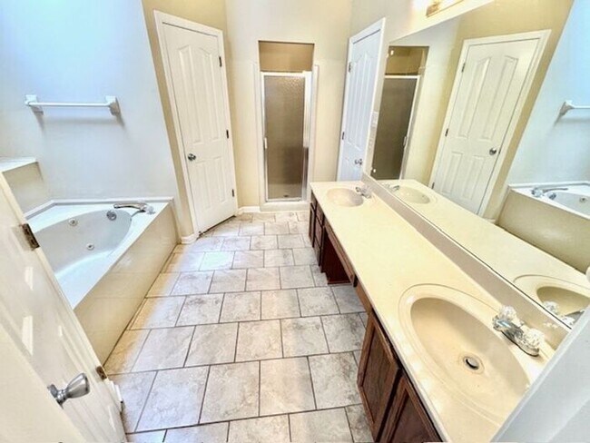 Building Photo - Now Leasing A Spacious 3-Bedroom 2 Bath Ho...