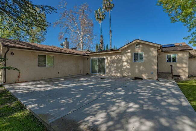 Building Photo - COMING SOON! Spacious Single-Story 3-Bedro...