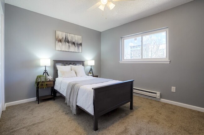 Building Photo - 2 Bedroom/2 Bathroom Condo - Aurora - Lowe...