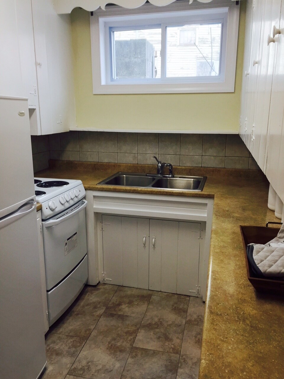 Kitchen view. - 12 Stockton Avenue