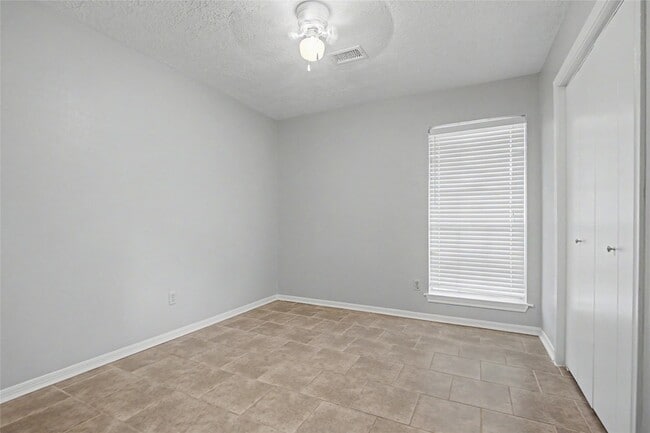 Building Photo - 3519 Saratoga Dr