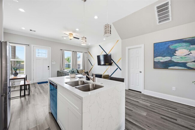 Building Photo - 9320 Coffee St