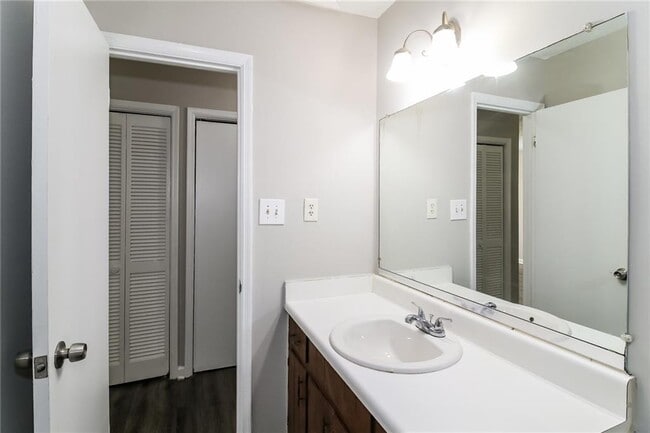 Building Photo - 307 Hamilton Glenn