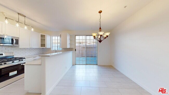 Building Photo - 18347 Saticoy St