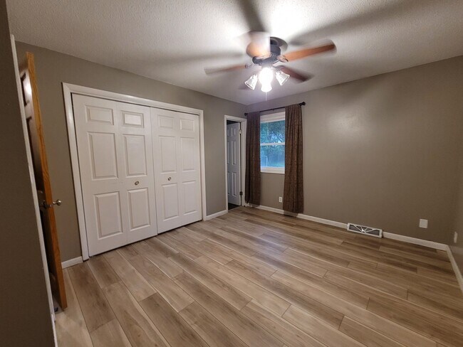 Building Photo - Coralville 4 bedroom 2.5 bath, 2 stall attached garage, fenced yard!