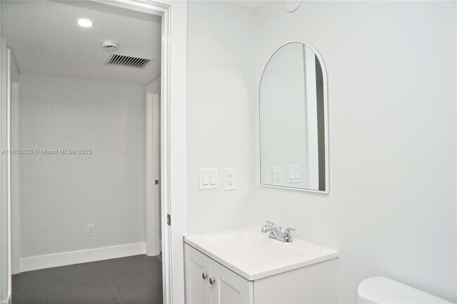 Building Photo - 4051 N Ocean Dr