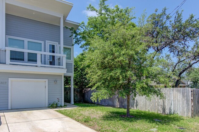 Primary Photo - Super Cute South Austin 3/2.5 Condo, built...
